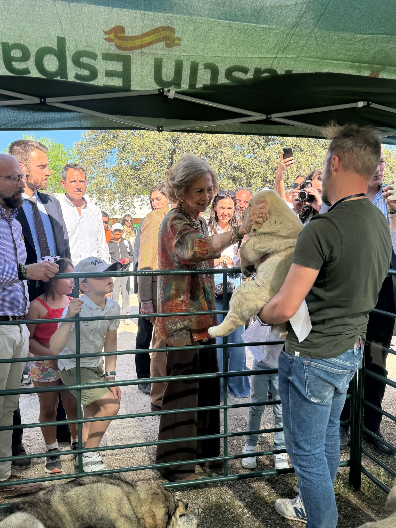 Doña Sofía visita la exposición de razas caninas españolas