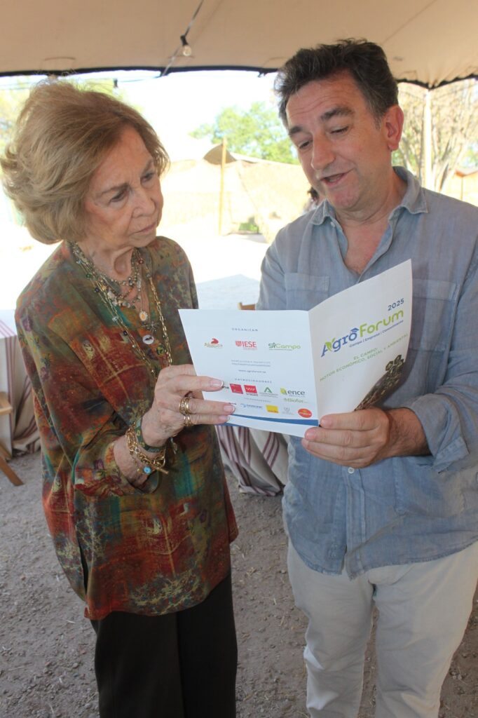 Doña Sofía se interesa por el Congreso Agroforum